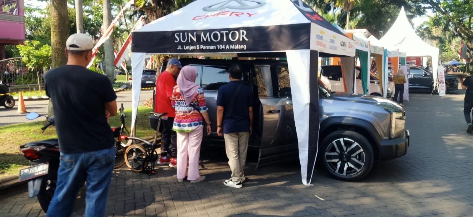 mobil chery j6 banyak di kunjungi warga saat pameran