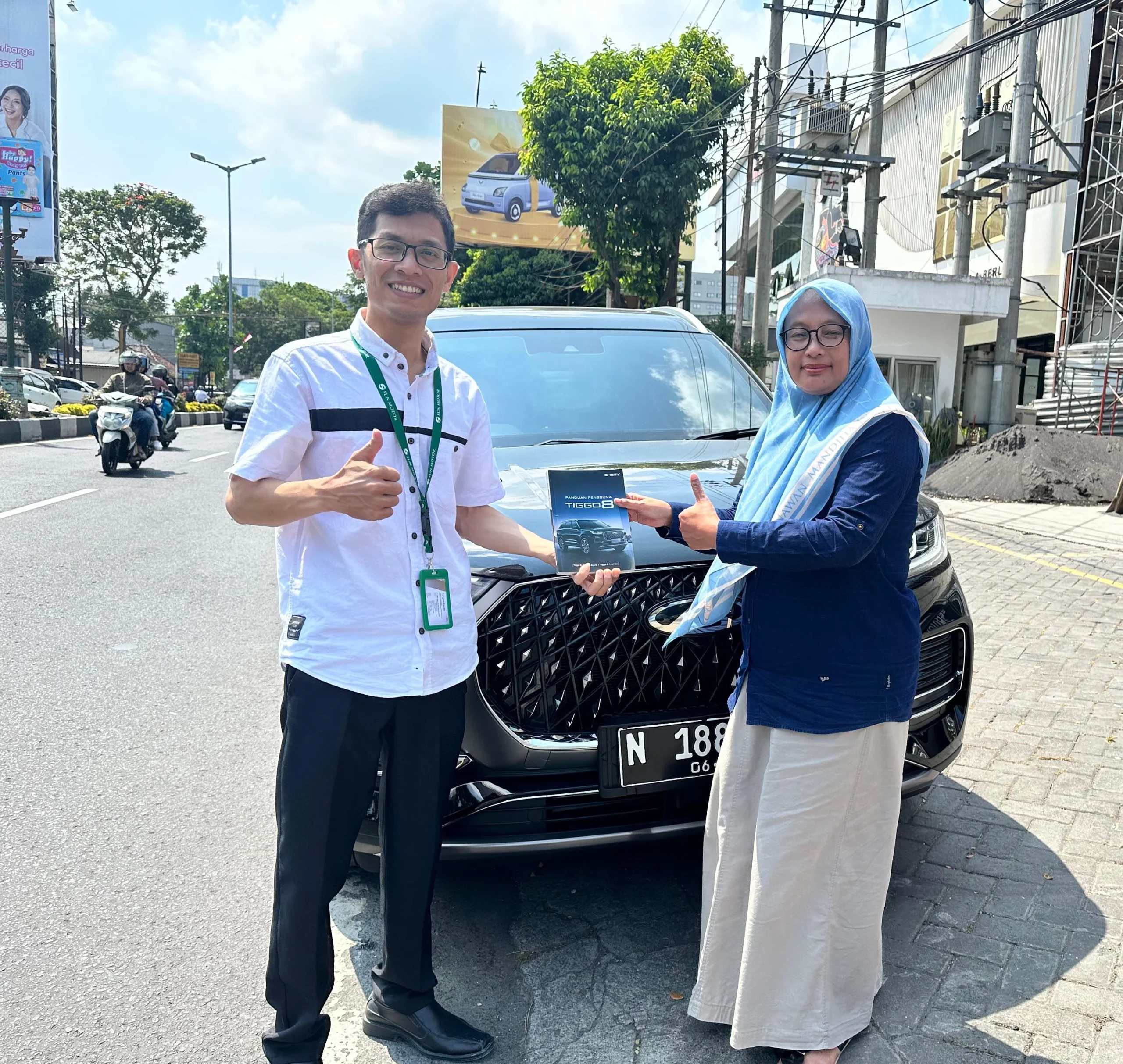 Chery Malang Melakukan Serah Terima Mobil Chery Tiggo 8 Premium Hitam Serah Terima di Depan Dealer 